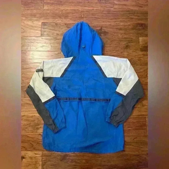 Columbia Sportswear Hooded Light Jacket. - Picture 5 of 5